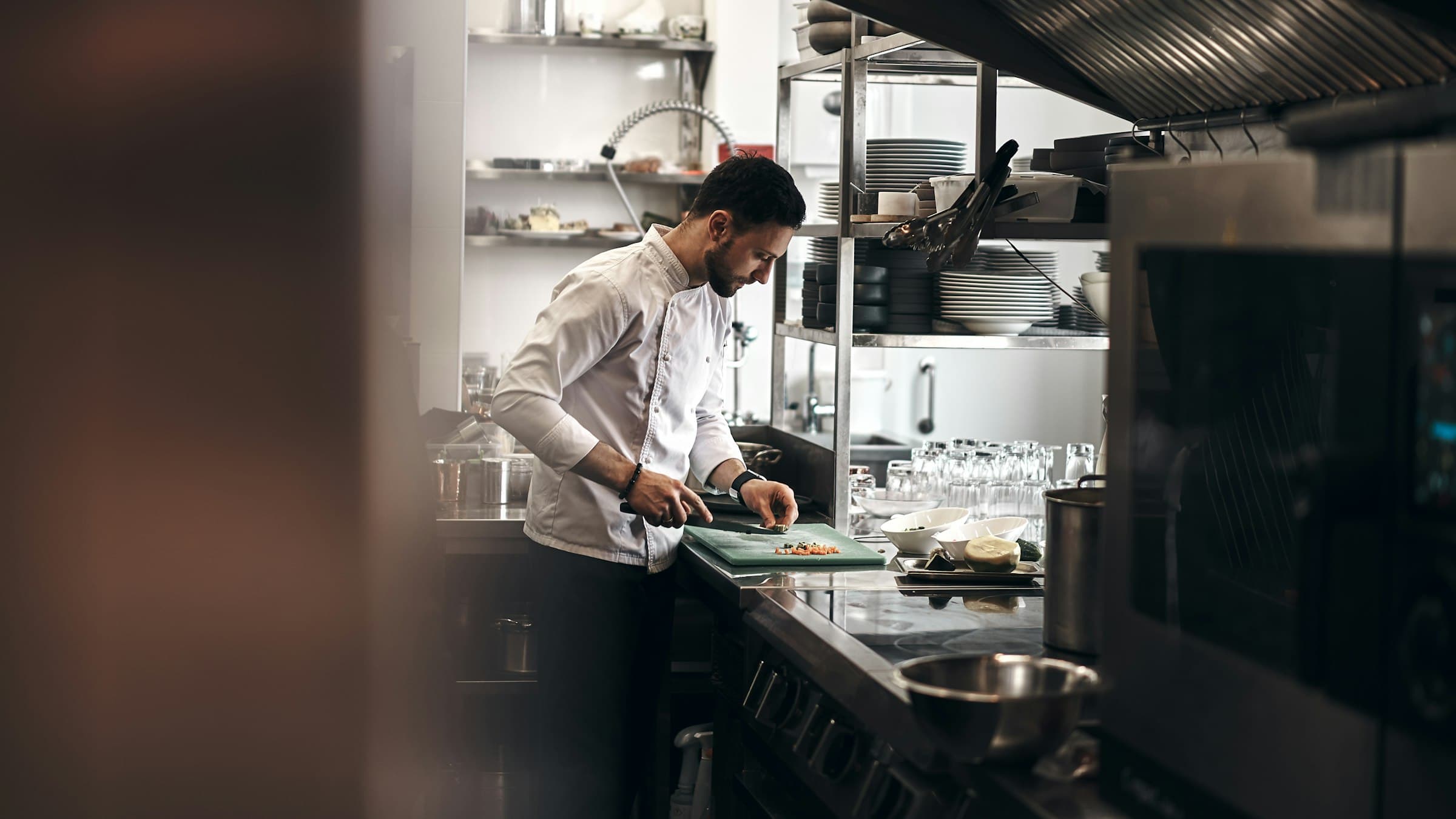 Koch schneidet in einer Restaurantküche